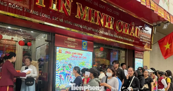 Đông nghịt khách xếp hàng mua vàng tại Bảo Tín Minh Châu Hà Nội dù giới hạn 2 chỉ/người