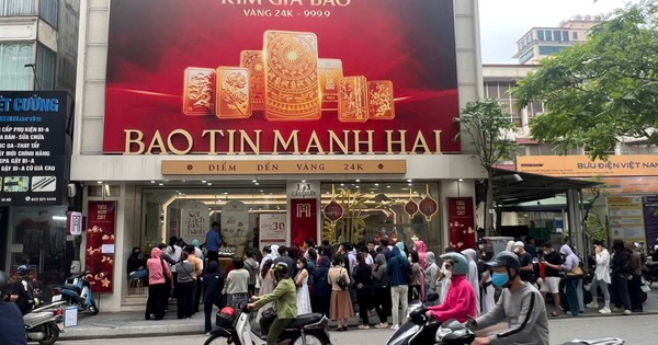 Khách hàng xếp hàng dài nhận vàng trước hạn sau sự cố công an tại Bảo Tín Minh Châu