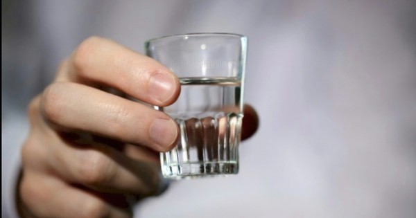 Cảnh báo ngộ độc methanol từ rượu ngoại: Bệnh nhân 35 tuổi hôn mê sâu sau khi uống
