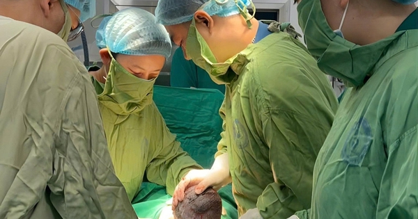 Em bé chào đời an toàn nhờ can thiệp đặt shunt từ trong bụng mẹ tại Bệnh viện Phụ sản Trung ương