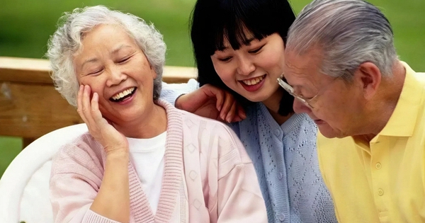 Lòng Hiếu Thảo Thật Sự: Không Phải Màn Kịch Hào Nhoáng Mà Là Hành Động Nhỏ Nhặt Hằng Ngày