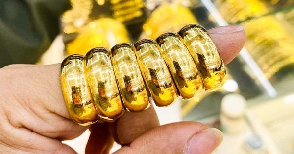 Giá vàng "bốc hơi" 200 USD chỉ sau một đêm, vàn...