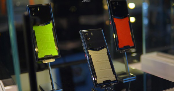 Tuyên ngôn phong cách dịp 8/3 của hãng điện thoại xa xỉ