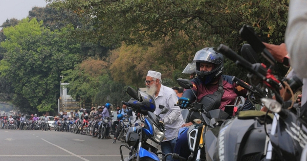 Khủng hoảng xăng dầu tại Dhaka: Hàng dài người chờ đợi, nguồn cung thiếu hụt nghiêm trọng