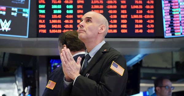 Thị trường chứng khoán "đỏ lửa", tiền số bốc hơ...