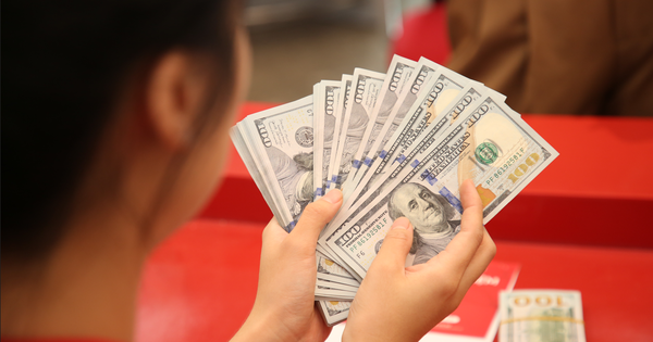 Giá USD tự do bất ngờ tăng lên gần 26.900 đồng