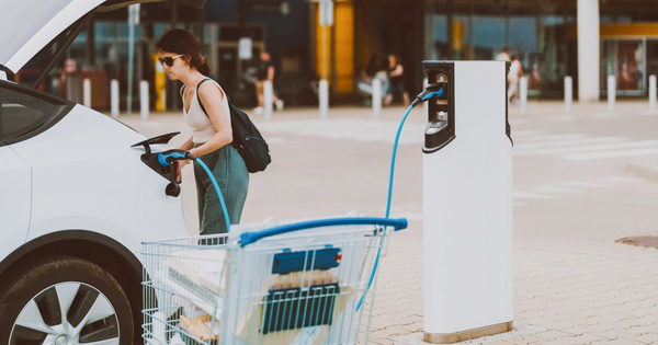 Cuộc Đổ Bộ Trạm Sạc Xe Điện Tại Mỹ: Từ Starbucks Đến Walmart Biến Thời Gian Chờ Thành Cơ Hội Kinh Doanh