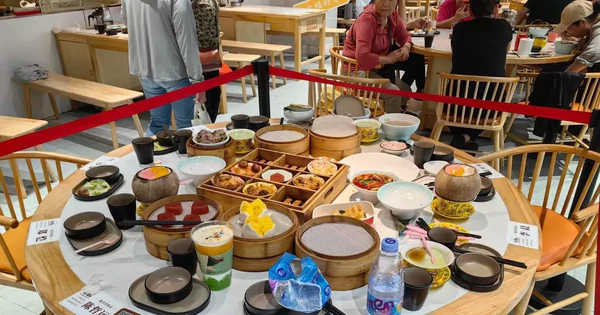 Quán Ăn Hải Nam Bị Chỉ Trích Vì Biến Bàn Thức Ăn Thừa Của Sao Thành Điểm Chụp Ảnh