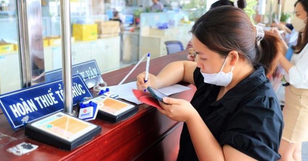 Khánh Hòa: Doanh nghiệp phải thanh toán không tiền mặt lương từ 5 triệu đồng/lần
