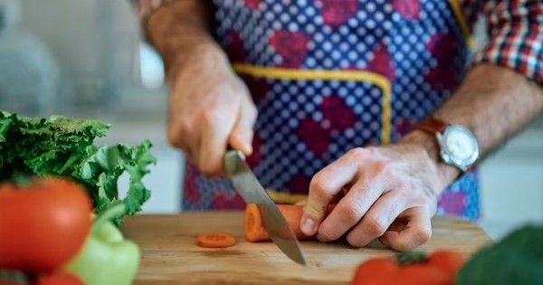 Cảnh báo sai lầm khi vệ sinh thớt gỗ: Ngâm nước có thể tạo ổ vi khuẩn
