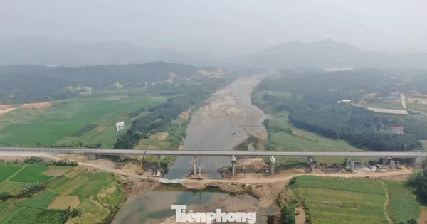 Công nhân cao tốc Nội Bài - Lào Cai chạy đua với nắng nóng để hoàn thiện cầu Ngòi Bục