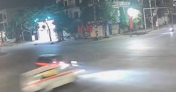 Xe cứu thương bị lật nghiêng sau tai nạn giao thông tại Phú Thọ