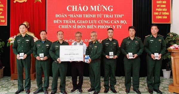 Sách Quý Tiếp Lửa Cho Người Lính Biên Phòng Y Tý Giữa Vùng Đất Mù Sương