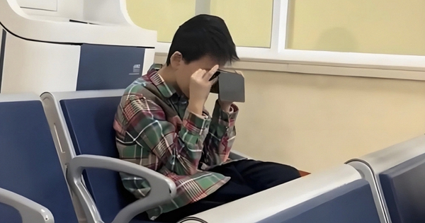 Khoảng Cách Giáo Dục Bắt Đầu Từ Thói Quen Nhỏ: Cậu Bé Chơi Game Trong Bệnh Viện Gây Tranh Cãi