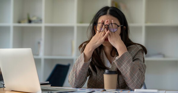 Ngồi quá lâu làm tăng nguy cơ mắc Alzheimer: Nghiên cứu mới cảnh báo