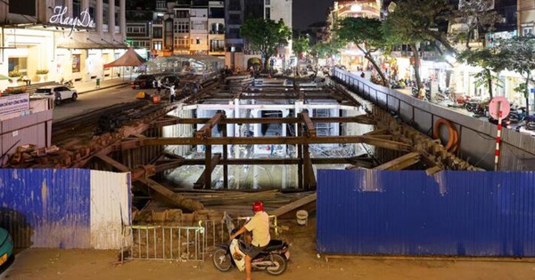 Công nhân Hà Nội xuyên đêm thi công khẩn cấp loạt dự án chống ngập nội đô