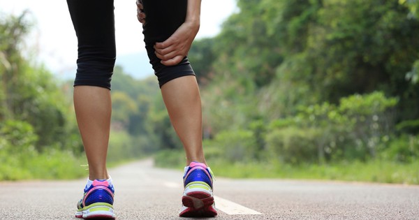 Đi bộ buổi tối: 2 dấu hiệu bất thường cảnh báo suy thận không nên bỏ qua