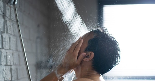 Tắm đêm có thực sự gây đột quỵ? Chuyên gia lý giải sự thật đằng sau thói quen phổ biến