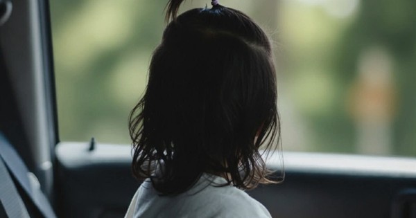 Bé gái 2 tuổi tử vong thương tâm sau 5 giờ bị bỏ quên trên ô tô ở Nghệ An