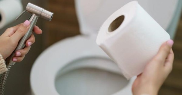 Vòi Xịt Hay Giấy Vệ Sinh: Chuyên Gia Y Tế Tiết Lộ Cách Làm Sạch An Toàn Cho Vùng Kín