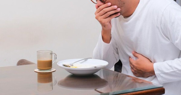 Ung thư phổi giai đoạn 3 từ triệu chứng hiếm: Sặc khi ăn, khàn tiếng