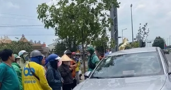 Tài xế taxi tử vong trong xe trên đường Phạm Văn Đồng, nghi đột quỵ