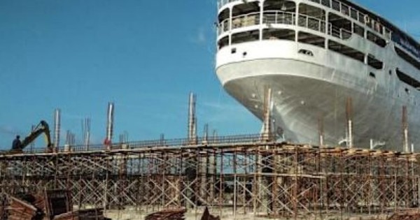 Con tàu 110 năm từ bãi phế liệu thành khách sạn cao cấp trên đảo Bintan