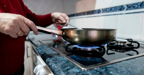 Giá gas tăng mạnh từ 1/4: Bình 12kg lên 660.000 đồng, người dùng tìm cách tiết kiệm