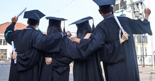 Sinh Viên Mỹ Đổ Xô Học Cao Học: Chiến Lược Phòng Vệ Trước Làn Sóng AI