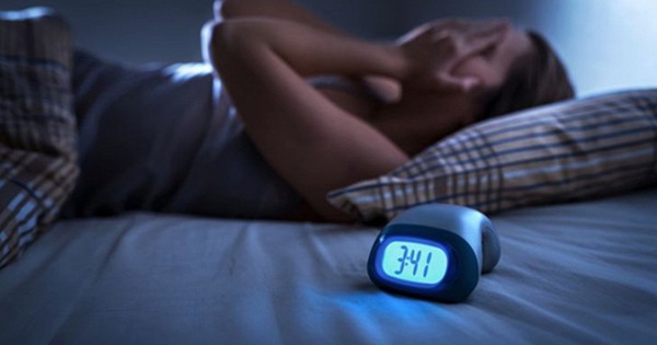 Thức giấc giữa đêm: Chuyên gia cảnh báo thói quen xem giờ gây hại giấc ngủ
