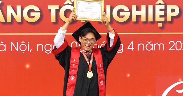 Sinh viên Ngoại thương Đinh Bảo Long: Từ GPA 3.81 đến giải thưởng nghiên cứu và cuộc thi quốc tế