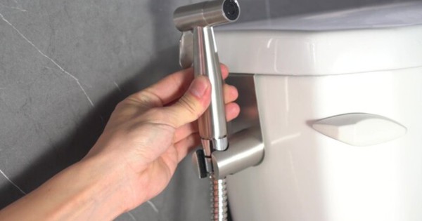 Vòi xịt vệ sinh: Lợi ích và nguy cơ tiềm ẩn cần biết