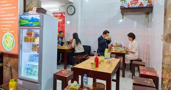 Tổng thống Hàn Quốc thưởng thức phở tại Hà Nội