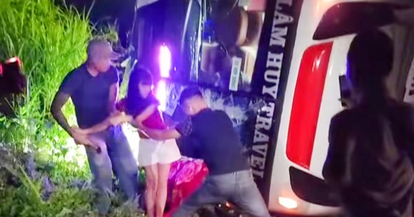 Xe khách lật trên đèo Lào Cai, 2 người bị thương