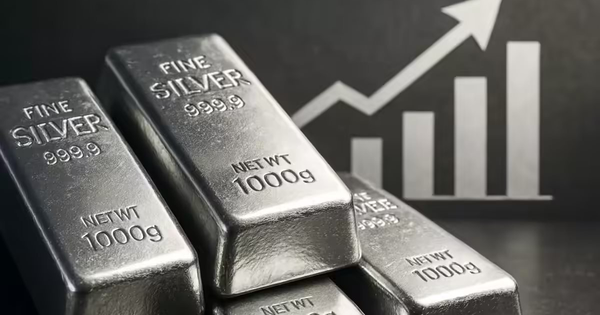 Giá bạc tăng 10 tháng liên tiếp, lập đỉnh 121 USD/ounce, thị trường bùng nổ nhờ tích trữ toàn cầu