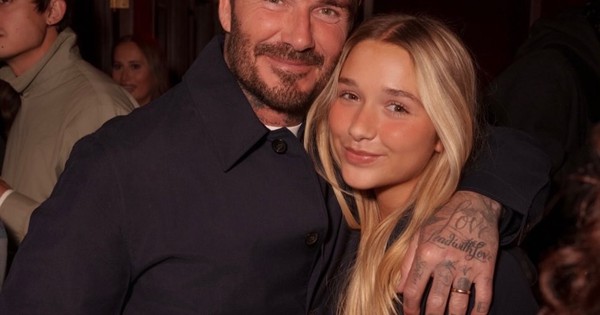 Harper Beckham 14 tuổi gây sốt với nhan sắc thăng hạng tại show thời trang mẹ Victoria