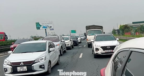 Cao tốc Bắc Nam ùn tắc kéo dài ngày 25/4, xe nối đuôi nhau di chuyển chậm