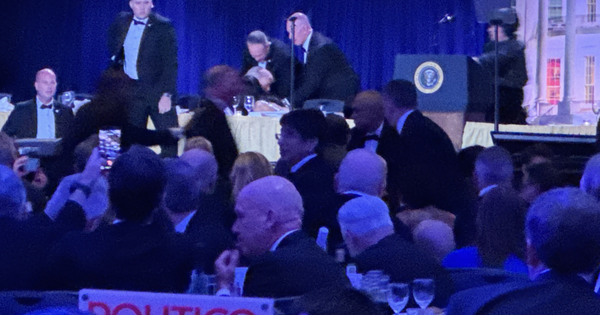 Tổng thống Trump được đưa khỏi sân khấu khẩn cấp vì tiếng súng