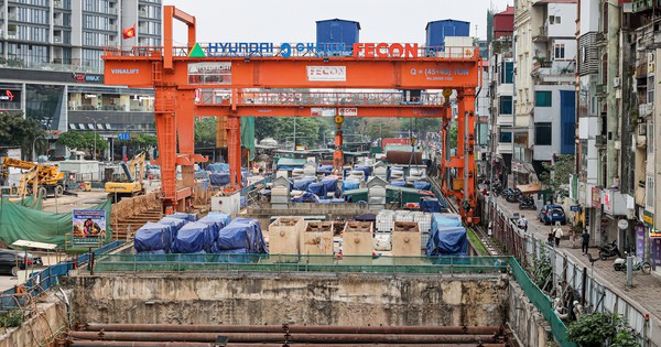 Phố Kim Mã ảm đạm: Mặt bằng 'đất vàng' bỏ hoang vì metro chậm tiến độ