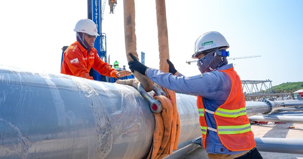 Cận cảnh thi công Trung tâm Hội nghị APEC Phú Quốc: Mái thép khổng lồ uốn lượn như sóng biển