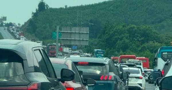 Kẹt xe dịp lễ 30/4: Càng né càng tắc, 'giờ vàng' di chuyển không còn
