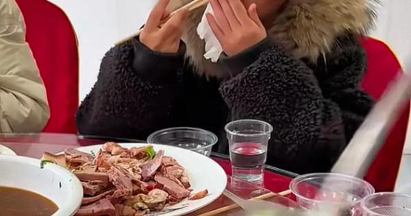 Cảnh báo: Trẻ bắt chước hành vi kỳ quặc từ video độc hại, phụ huynh cần cảnh giác