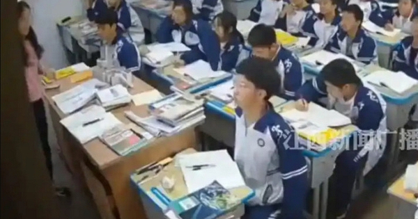 Học Sinh Giang Tây Phản Xạ Nhanh Cứu Cô Giáo Khi Bảng Đen Đổ Sập