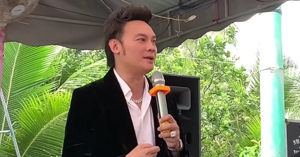 Nghệ sĩ ưu tú Kim Tiểu Long phát 5 tấn gạo tại quê nhà Vĩnh Long sau khi khai trương công ty giải trí ở Hà Nội