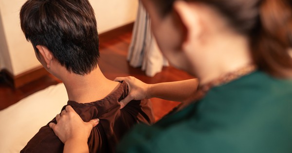 Cảnh báo từ ca đột quỵ hiếm gặp: Massage cổ sai cách gây liệt nửa người