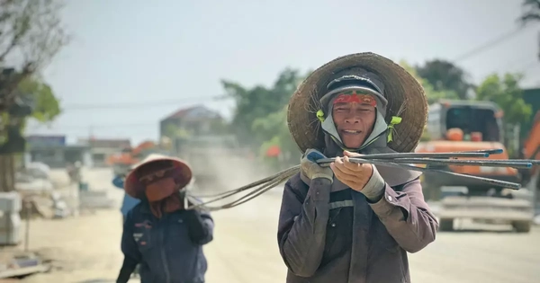 Lao động Hà Tĩnh vất vả mưu sinh giữa nắng nóng gay gắt lên đến 40 độ C