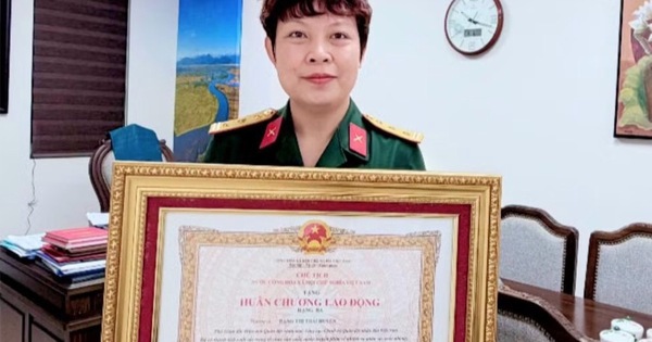 NSƯT Đặng Thái Huyền Nhận Huân Chương Lao Động Hạng Ba Vì Thành Tích Điện Ảnh