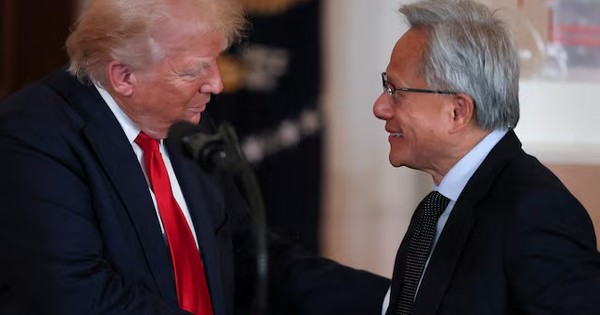 CEO Nvidia Jensen Huang tháp tùng Tổng thống Trump đến Trung Quốc, hy vọng bán chip AI