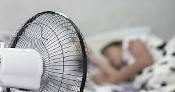 Nên đặt quạt hướng vào đầu hay chân khi ngủ? Lời khuyên từ chuyên gia y tế