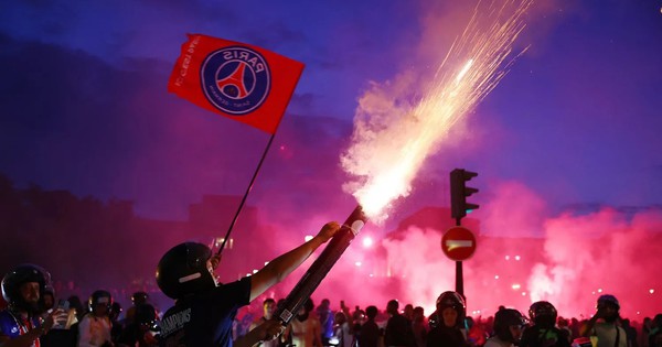 Paris hỗn loạn sau chiến thắng PSG: Hàng trăm cổ động viên bị bắt vì ăn mừng quá khích